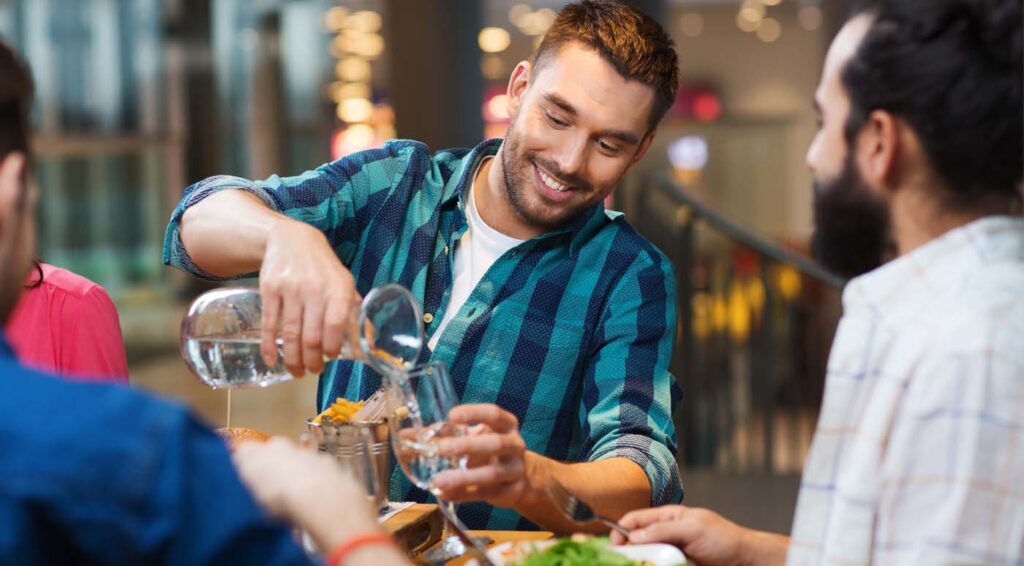 Beneficios de beber agua, ¿los hombres necesitan hidratarse más que las mujeres?