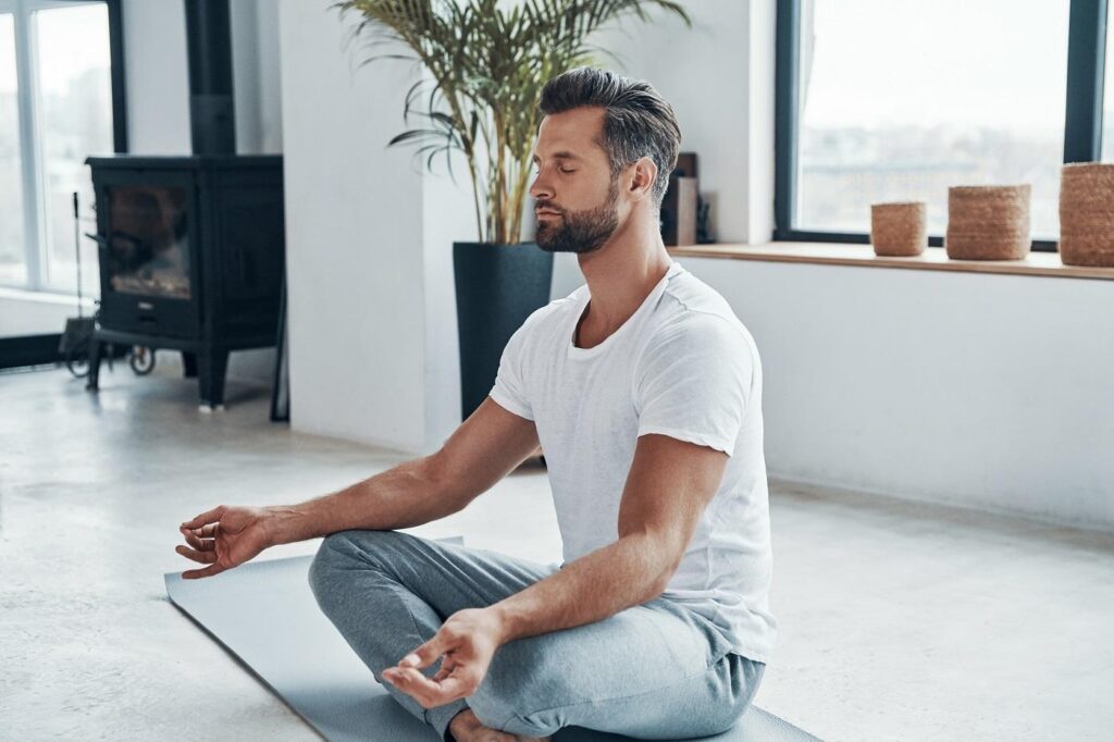 Yoga para hombres: Ejercicios básicos contra el cansancio diario y bajar de peso