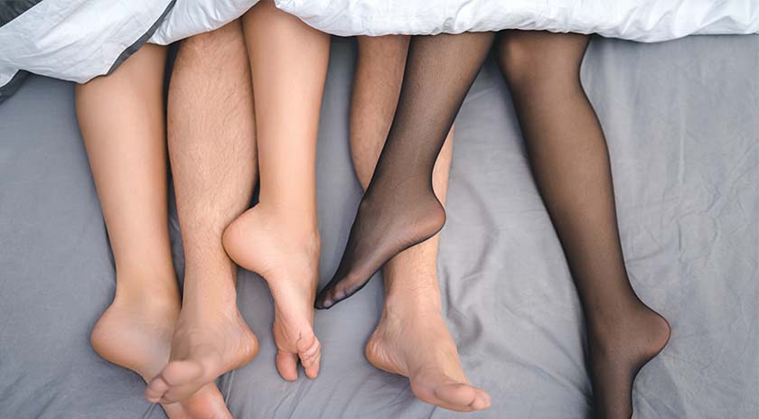 en la cama tres personas